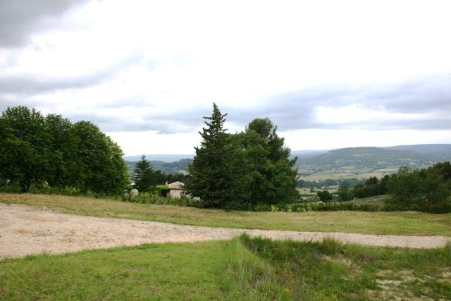Between Apt and Saint Saturnin les Apt, plot of more than 3000 sq. meters.